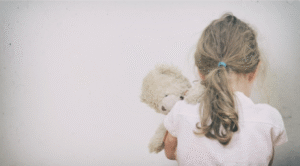Neuropsychologie émotion négative enfant fillle qui tourne le dos avec un doudou