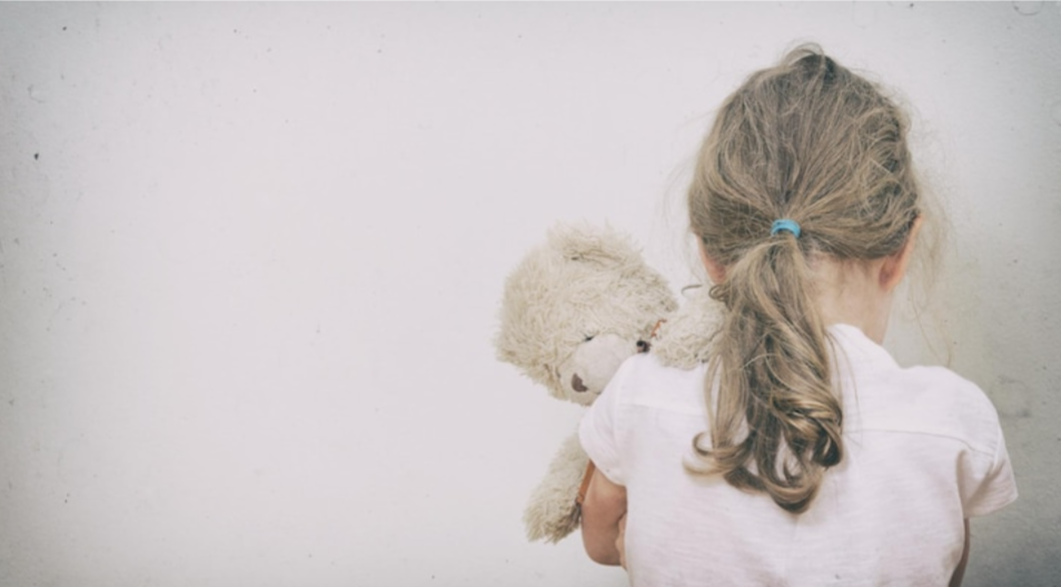 Neuropsychologie émotion négative enfant fillle qui tourne le dos avec un doudou