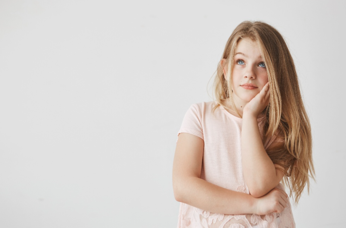 Neuropsychologie comprendre pour mieux agir enfant fillle qui réfléchit